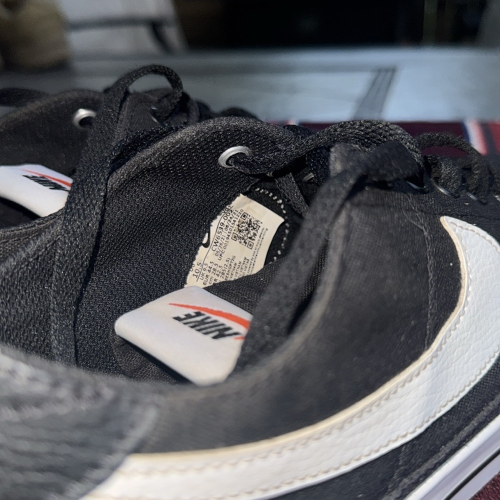 NIKE Black & White Sneakers - Picture 5 of 7